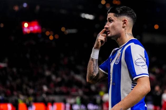 UTRECHT, NETHERLANDS - NOVEMBER 6: Borja Sainz of FC Porto gestures toward the supporters of FC Utrecht after the UEFA Europa League 2025 26 League Phase MD4 match between FC Utrecht and FC Porto at Stadion Galgenwaard on November 6, 2025 in Utrecht, Netherlands. (Photo by Rene Nijhuis) SPO  Copyright: xRenexNijhuis