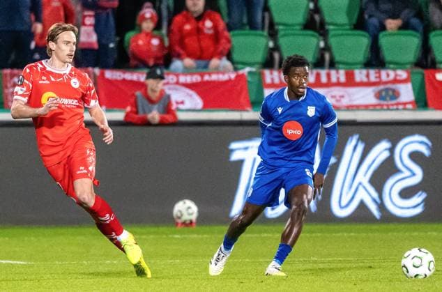 UEFA Europa Conference League Group Phase, Tallaght Stadium, Dublin 6 11 2025 Shelbourne vs Drita Shelbourne s Harry Wood with Mamadou Soumahoro of Drita Harry Wood with Mamadou Soumahoro 6 11 2025  Copyright: x INPHO HenryxSimpsonx UEFA Europa Conference League Group Phase - Shelbourne vs Drita-7