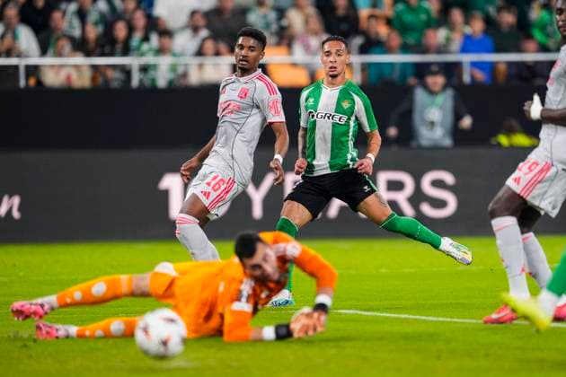 November 6, 2025, Sevilla, Sevilla, SPAIN: Antony Dos Santos of Real Betis in action during the UEFA Europa League, football match played between Real Betis and Olympique de Lyon at La Cartuja stadium on November 6, 2025, in Sevilla, Spain. Sevilla SPAIN - ZUMAa181 20251106_zaa_a181_070 Copyright: xJoaquinxCorcherox