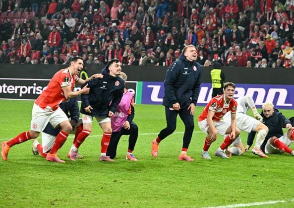 06 11 2025, xsltx, Football UEFA Conference League, FSV Mainz 05 AC Florenz v l Mainzer Glückseligkeit nach dem 2 1 Sieg gegen Florenz DFL DFB REGULATIONS PROHIBIT ANY USE OF PHOTOGRAPHS as IMAGE SEQUENCES and or QUASI VIDEO