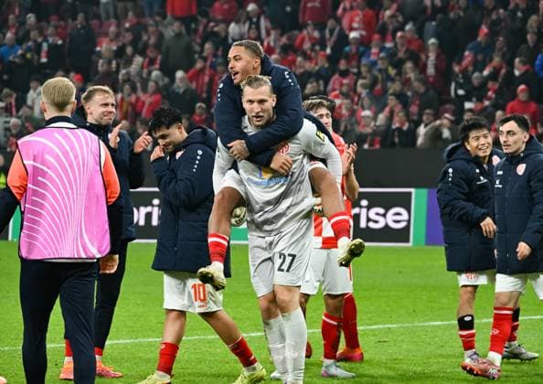 06 11 2025, xsltx, Football UEFA Conference League, FSV Mainz 05 AC Florence v l Mainzer Glückseligkeit nach dem 2 1 Sieg gegen Florenz, Robin Zentner 1 FSV Mainz 05 trägt Armindo Sieb 1 FSV Mainz 05 DFL DFB REGULATIONS PROHIBIT ANY USE OF PHOTOGRAPHS as IMAGE SEQUENCES and or QUASI VIDEO