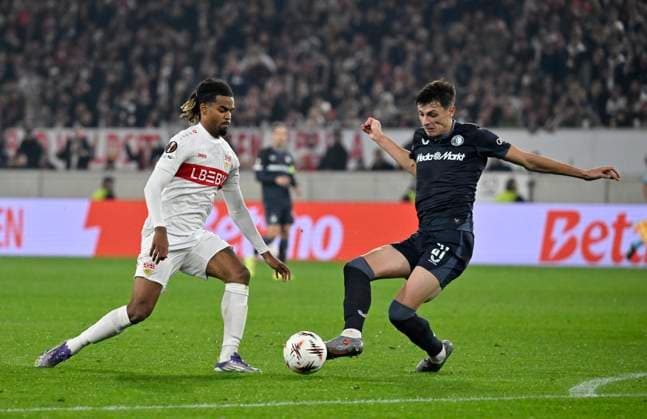 duel, action Lorenz Assignon VfB Stuttgart 22 vs Anel Ahmedhodzic Feyenoord Rotterdam 21 VfB Stuttgart vs Feyenoord Rotterdam EUROPA LEAGUE EL 06 11 2025 DFL REGULATIONS PROHIBIT ANY USE OF PHOTOGRAPHS AS IMAGE SEQUENCES AND OR QUASI VIDEO VfB Stuttgart vs Feyenoord Rotterdam EUROPA LEAGUE EL