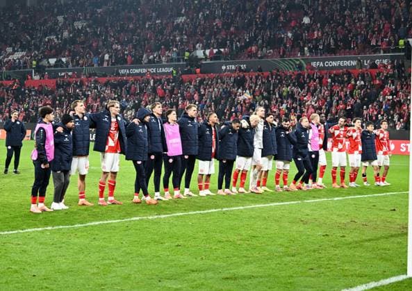 06 11 2025, xsltx, Football UEFA Conference League, FSV Mainz 05 AC Florenz v l Mainzer Glückseligkeit nach dem 2 1 Sieg gegen Florenz DFL DFB REGULATIONS PROHIBIT ANY USE OF PHOTOGRAPHS as IMAGE SEQUENCES and or QUASI VIDEO