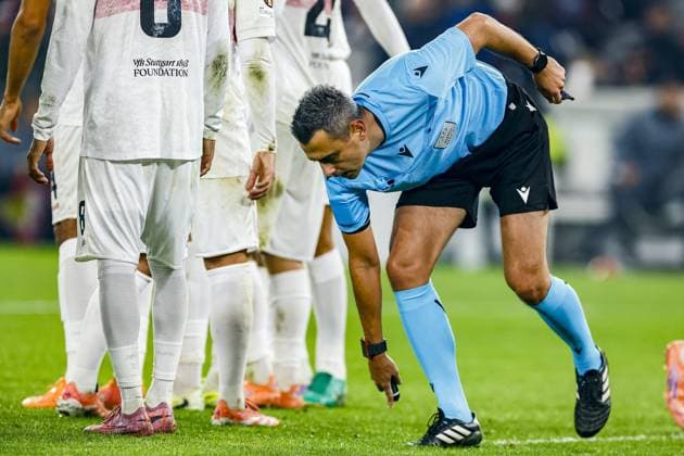 STUTTGART , 06-11-2025 , MHP Arena , season 2025 2026 , UEFA Europa League League phase match between Vfb Stuttgart and Feyenoord , Picture shows referee Horatiu Fesnic Stuttgart - Feyenoord  x31892739x Copyright: