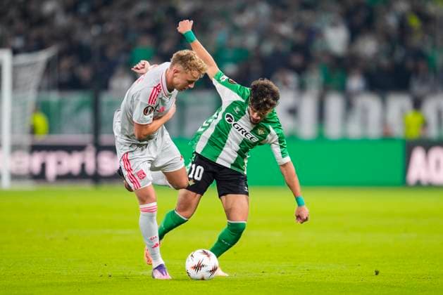 November 6, 2025, Sevilla, Sevilla, SPAIN: Adam Karabec of Olympique de Lyon and Abde Ezzalzouli of Real Betis in action during the UEFA Europa League, football match played between Real Betis and Olympique de Lyon at La Cartuja stadium on November 6, 2025, in Sevilla, Spain. Sevilla SPAIN - ZUMAa181 20251106_zaa_a181_074 Copyright: xJoaquinxCorcherox