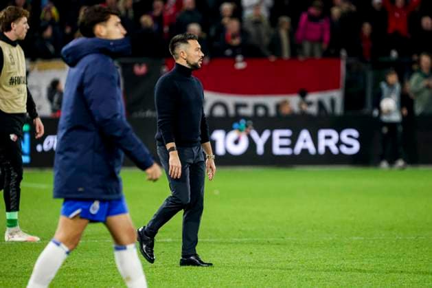 head coach Francesco Farioli of FC Porto looks dejected after the final whistle FC Utrecht v FC Porto, UEFA Europa League 2025 26 League Phase MD4, FC Utrecht v FC Porto, Stadion Galgenwaard, November 6, 2025, Utrecht, Netherlands.