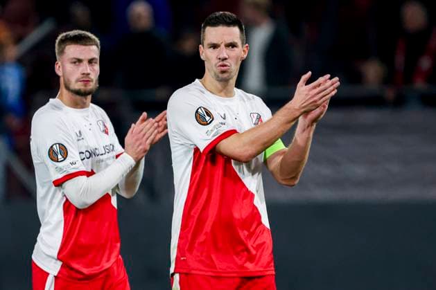 Nick Viergever of FC Utrecht acknowledges the supporters FC Utrecht v FC Porto, UEFA Europa League 2025 26 League Phase MD4, FC Utrecht v FC Porto, Stadion Galgenwaard, November 6, 2025, Utrecht, Netherlands.
