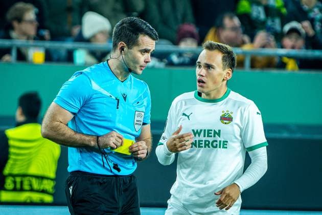 SOCCER - UEFA ECL, Rapid vs Craiova VIENNA,AUSTRIA,06.NOV.25 - SOCCER - UEFA Conference League, SK Rapid Wien vs CS Universitatea Craiova. Image shows referee Martin Matosa showing a yellow card to Nikolaus Wurmbrand (Rapid).  GEPAxpictures xKevinxHackner