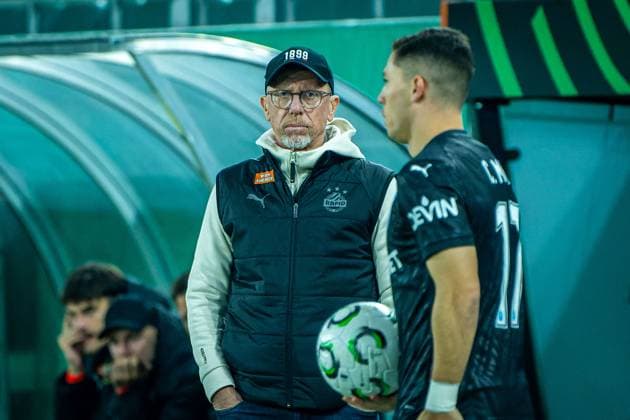 SOCCER - UEFA ECL, Rapid vs Craiova VIENNA,AUSTRIA,06.NOV.25 - SOCCER - UEFA Conference League, SK Rapid Wien vs CS Universitatea Craiova. Image shows the disappointment of head coach Peter Stoeger (Rapid) and Carlos Mora (Craiova).  GEPAxpictures xKevinxHackner
