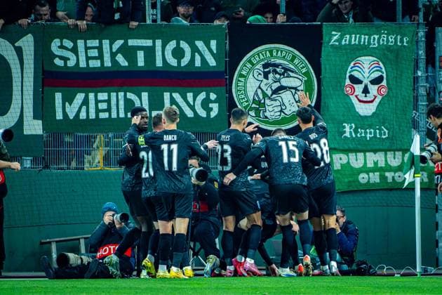 SOCCER - UEFA ECL, Rapid vs Craiova VIENNA,AUSTRIA,06.NOV.25 - SOCCER - UEFA Conference League, SK Rapid Wien vs CS Universitatea Craiova. Image shows the rejoicing of Steven Nsimba, Alexandru Cicaldau, Nicusor Bancu, Oleksandr Romanchuk , Juraj Badelj and Adrian Rus (Craiova).  GEPAxpictures xKevinxHackner
