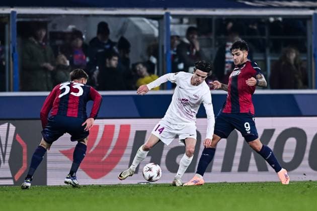 251106 Ulrik Mathisen of Brann against Juan Miranda and Santiago Castro of Bologna during the Europa League football match between Bologna and Brann on November 6, 2025 in Bologna Photo Image Photo BILDBYRAN kod XY XY0083 fotboll football soccer fotball uefa europa league europa league bologna brann bbeng  Copyright: ImagexPhoto BB251106ZE017