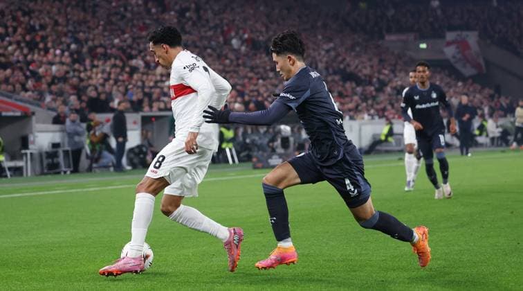 Stuttgart , Football UEFA Europa League VfB Stuttgart vs Feyenoord Rotterdam, v l Tiago Tomas VfB , Tsuyoshi Watanabe Rotterdam