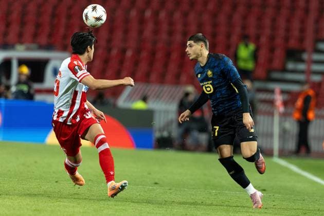 BELGRADE - FOOTBALL - EUROPA LEAGUE - BELGRADE -LOSC PHOTOPQR VOIX DU NORD PASCAL BONNIERE ; 06 11 2025 ; BELGRADE 06.11.2025 europa League , match opposant l Etoile rouge de Belgrade au Losc ( Lille ) , YOUGWOO SEOL CONTRE MATIAS FERNANDEZ PARDO . Photo Pascal Bonniere La voix Du Nord HAUTS DE FRANCE France  Copyright: xPHOTOPQR VOIXxDUxNORD MAXPPPxPASCALxBONNIEREx 20251106VDN1061 20251106VDN1061