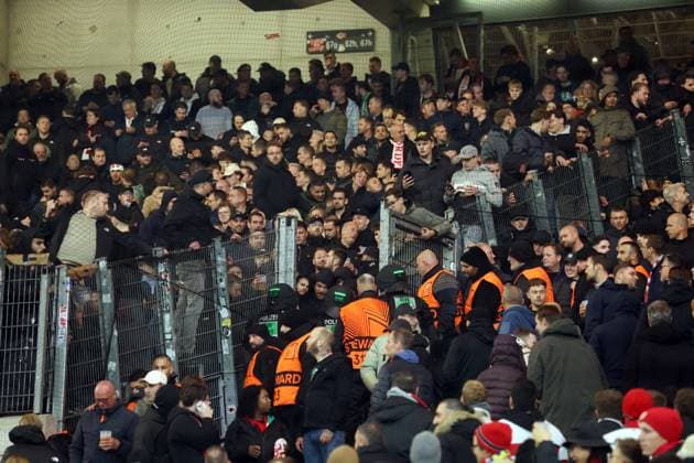 STUTTGART (l-r) Feyenoord supporters break through the fence during the UEFA Europa League match between VFB Stuttgart and Feyenoord Rotterdam at the Stuttgart Arena on November 6, 2025, in Stuttgart, Germany. ANP BART STOUTJESDIJK UEFA Europa League Matchday 4 2025-2026 xVIxANPxSportx xxANPxIVx 541422446 originalFilename: 541422446.jpg