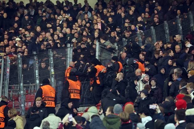 STUTTGART - Feyenoord supporters break through the fence during the UEFA Europa League match between VFB Stuttgart and Feyenoord Rotterdam at the Stuttgart Arena on November 6, 2025, in Stuttgart, Germany. ANP BART STOUTJESDIJK UEFA Europa League Matchday 4 2025-2026 xVIxANPxSportx xxANPxIVx 541422534 originalFilename: 541422534.jpg