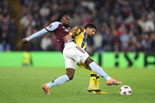Aston Villa gegen Maccabi Tel Aviv 06 November 2025, Aston UEFA EUROPA League Fußball Aston Villa gegen Maccabi Tel Aviv FC Evann Guessand von Aston Villa kämpft mit Roy Revivo von Maccabi Tel Aviv Foto Charlotte Wilson Abseits Aston UK  Copyright: xCharlottexWilsonx xOffsidexOffside