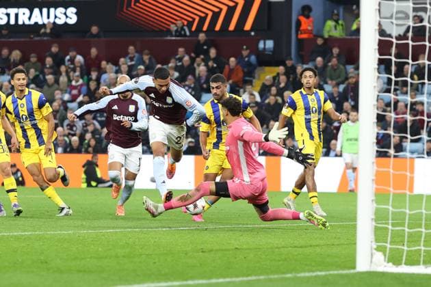 Aston Villa gegen Maccabi Tel Aviv 06 November 2025, Aston UEFA EUROPA League Fußball Aston Villa gegen Maccabi Tel Aviv FC Maccabi Tel Aviv Torwart Roi Mishpati rettet vor Morgan Rogers von Aston Villa Foto Charlotte Wilson Abseits Aston UK  Copyright: xCharlottexWilsonx xOffsidexOffside