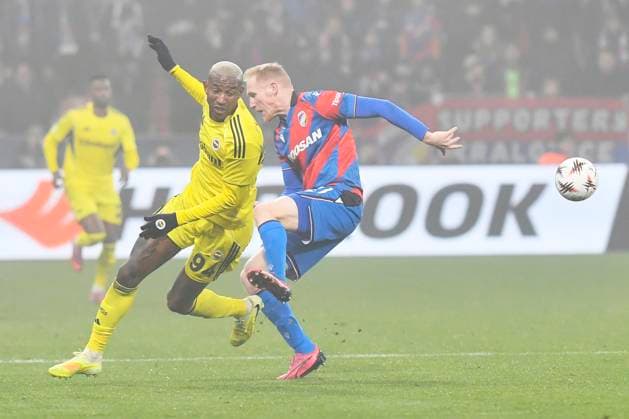 Talisca of Fenerbahce, left, and Vaclav Jemelka of Plzen in action during the Football Europa League 4th round match Viktoria Plzen vs Fenerbahce Istanbul in Pilsen, Czech Republic, November 6, 2025. (CTKxPhoto MiroslavxChaloupka) CTKPhotoP2025110609763  CTKPhotoP2025110609763