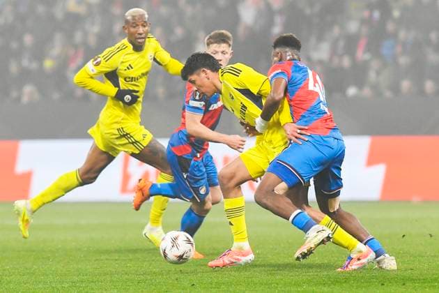 From right Sampson Dweh of Plzen, Edson Alvarez of Fenerbahce and Lukas Cerv of Plzen in action during the Football Europa League 4th round match Viktoria Plzen vs Fenerbahce Istanbul in Pilsen, Czech Republic, November 6, 2025. (CTKxPhoto MiroslavxChaloupka) CTKPhotoP2025110609781  CTKPhotoP2025110609781