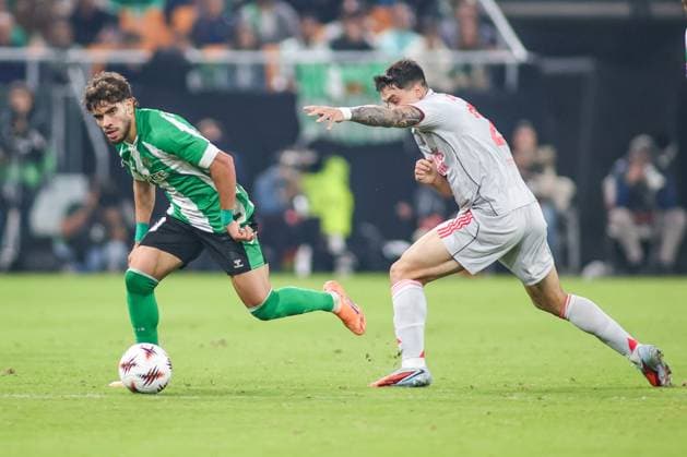 UEFA Europa Leauge: Real Betis vs Olympique Lyon Sevilla, Spain - 06 11 2025: UEFA Europa League match between Real Betis Balompie and Olympique Lyon at Estadio La Cortuja 10 Real Betis attacker, Ez Abde running forward with the ball chased by 20 Olympique Lyon attacker, Martin Satriano Mandatory Credit: Toby Tande Avant Sports Agency Sevilla Estadio La Cortuja Spain Copyright: xx