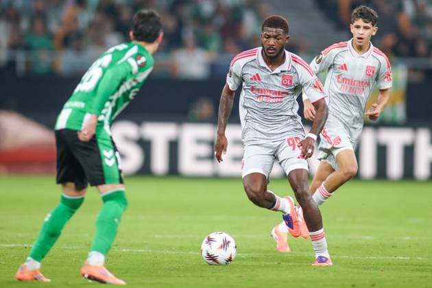 UEFA Europa Leauge: Real Betis vs Olympique Lyon Sevilla, Spain - 06 11 2025: UEFA Europa League match between Real Betis Balompie and Olympique Lyon at Estadio La Cortuja 98 Olympique Lyon defender, Ainsley Maitland-Niles running forward with the ball Mandatory Credit: Toby Tande Avant Sports Agency Sevilla Estadio La Cortuja Spain Copyright: xx