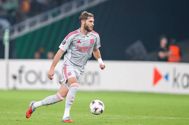 UEFA Europa Leauge: Real Betis vs Olympique Lyon Sevilla, Spain - 06 11 2025: UEFA Europa League match between Real Betis Balompie and Olympique Lyon at Estadio La Cortuja 6 Olympique Lyon midfielder, Tanner Tessmann running forward with the ball Mandatory Credit: Toby Tande Avant Sports Agency Sevilla Estadio La Cortuja Spain Copyright: xx