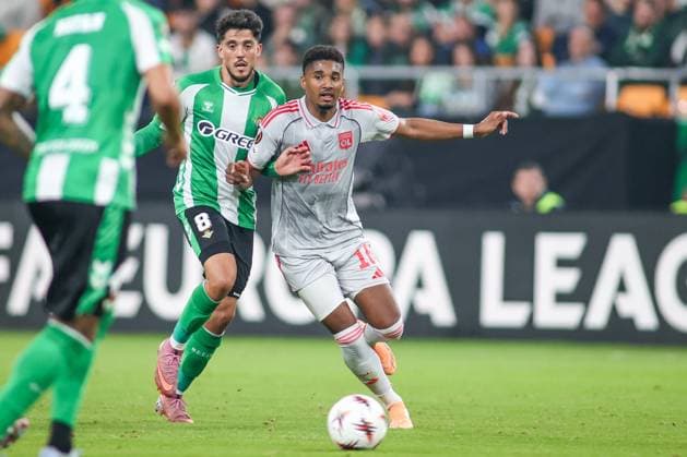 UEFA Europa Leauge: Real Betis vs Olympique Lyon Sevilla, Spain - 06 11 2025: UEFA Europa League match between Real Betis Balompie and Olympique Lyon at Estadio La Cortuja 16 Olympique Lyon defender, Vinicius Abner with the ball pressed by 8 Real Betis midfielder, Pablo Fornals Mandatory Credit: Toby Tande Avant Sports Agency Sevilla Estadio La Cortuja Spain Copyright: xx