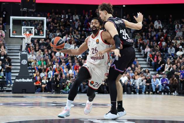 BASKET BALL : Paris Basket Vs Bayern - Euroligue - 06 11 2025 Spencer Dinwiddie (Bayern) Vs Daulkton Hommes (Paris) ParisFrance  Copyright: xMichaelxBaucherx