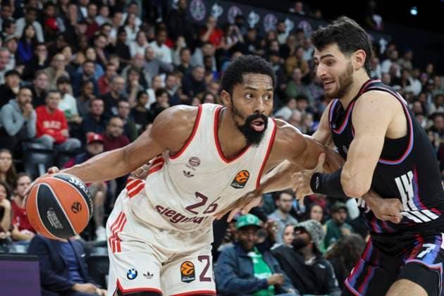 BASKET BALL : Paris Basket Vs Bayern - Euroligue - 06 11 2025 Spencer Dinwiddie (Bayern) Vs Sebastian Herrera (Paris) ParisFrance  Copyright: xMichaelxBaucherx