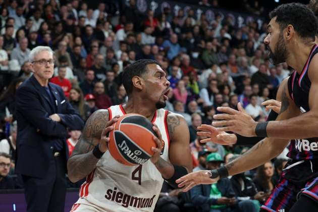 BASKET BALL : Paris Basket Vs Bayern - Euroligue - 06 11 2025 Xavier Rathan-Mayes (Bayern) Vs Jeremy Morgan (Paris) ParisFrance  Copyright: xMichaelxBaucherx