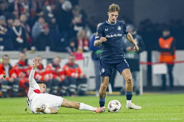STUTTGART , 06-11-2025 , MHP Arena , season 2025 2026 , UEFA Europa League League phase match between Vfb Stuttgart and Feyenoord , Picture shows Stuttgart player Bilal El Khannouss and Feyenoord player Luciano Valente Stuttgart - Feyenoord  x31893224x Copyright: