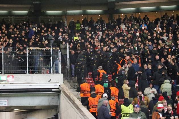 06 11 2025, xmohx, Football UEFA Europa League, VfB Stuttgart Feyernoord Rotterdam v l Riots at the fan block of Rotterdam Police are on site DFL DFB REGULATIONS PROHIBIT ANY USE OF PHOTOGRAPHS as IMAGE SEQUENCES and or QUASI VIDEO Stuttgart