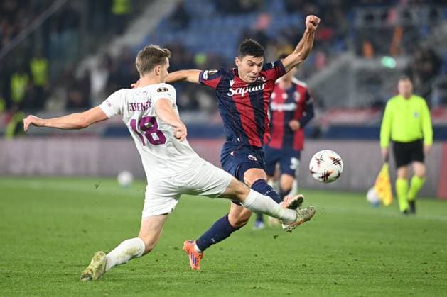 Nicolo Cambiaghi (Bologna Fc) in action hindered by Jacob Sorensen (SK Brann) during Bologna FC vs SK Brann, Football Europa League match in Bologna, Italy, November 06 2025  Copyright: xGianlucaxRicci IPAxSportx xipa-agency.netx xx IPA_67621787 IPA_Agency_IPA67621787