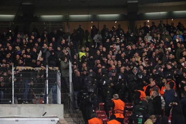 06 11 2025, xmohx, Football UEFA Europa League, VfB Stuttgart Feyernoord Rotterdam v l Riots at the fan block of Rotterdam Police are on site DFL DFB REGULATIONS PROHIBIT ANY USE OF PHOTOGRAPHS as IMAGE SEQUENCES and or QUASI VIDEO Stuttgart