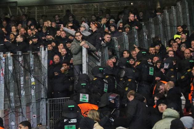 06 11 2025, xmohx, Football UEFA Europa League, VfB Stuttgart Feyernoord Rotterdam v l Riots at the fan block of Rotterdam Police are on site DFL DFB REGULATIONS PROHIBIT ANY USE OF PHOTOGRAPHS as IMAGE SEQUENCES and or QUASI VIDEO Stuttgart