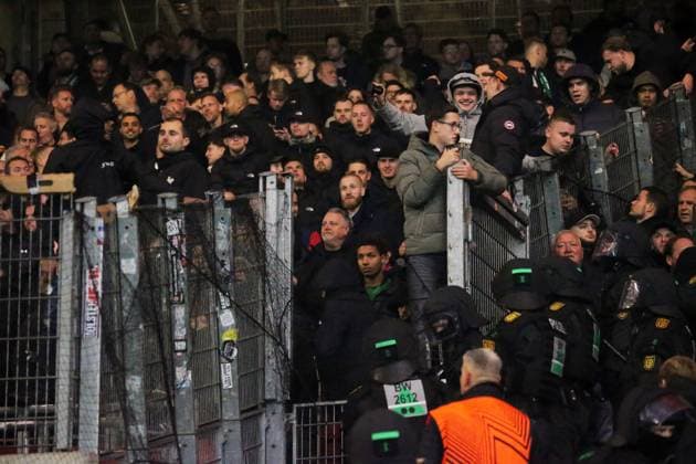 06 11 2025, xmohx, Football UEFA Europa League, VfB Stuttgart Feyernoord Rotterdam v l Riots at the fan block of Rotterdam Police are on site DFL DFB REGULATIONS PROHIBIT ANY USE OF PHOTOGRAPHS as IMAGE SEQUENCES and or QUASI VIDEO Stuttgart