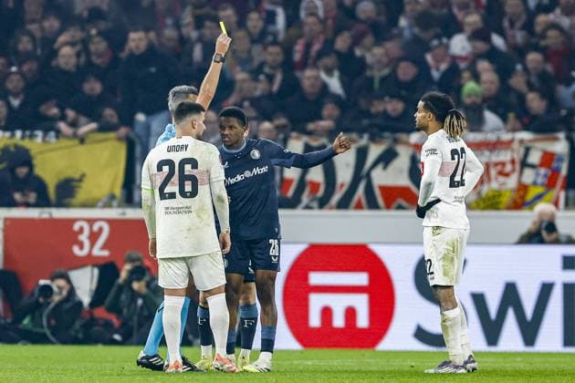 STUTTGART , 06-11-2025 , MHP Arena , season 2025 2026 , UEFA Europa League League phase match between Vfb Stuttgart and Feyenoord , Picture shows referee Horatiu Fesnic show Feyenoord player Givairo Read a yellow card Stuttgart - Feyenoord  x31893462x Copyright: