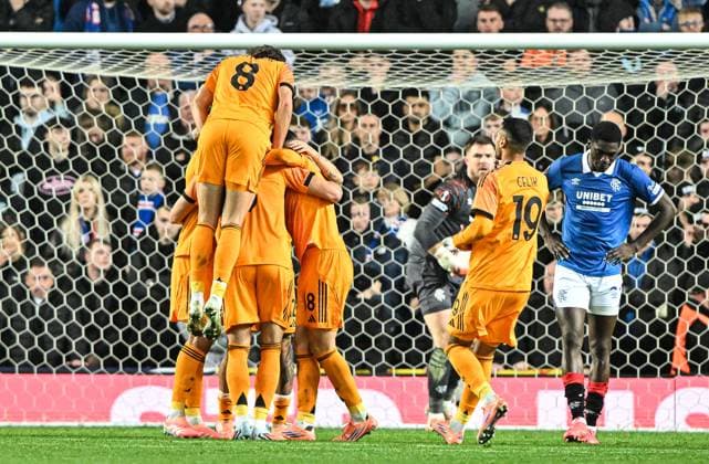 Rangers v A.S. Roma UEFA Europa League Lorenzo Pellegrini of A.S. Roma celebrates his goal with teammattes during the UEFA Europa League match at Ibrox Stadium, Glasgow UK Newspapers OUT Copyright: xJamiexJohnstonx FIL-22472-0089