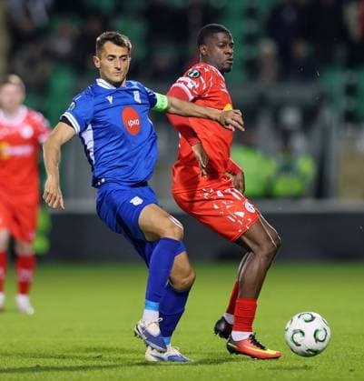 UEFA Europa Conference League Group Phase, Tallaght Stadium, Dublin 6 11 2025 Shelbourne vs Drita Shelbourne s Mipo Odubeko with Rron Broja of Drita Mipo Odubeko with Rron Broja 6 11 2025  Copyright: x INPHO RyanxByrnex RB1_3223