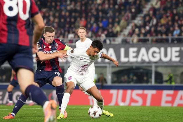 Brann s Japhet Sery Larsen fights for the ball with Bologna s Lewis Ferguson during the UEFA Europa League soccer match between Bologna and Brann at the Renato DallÕAra Stadium in Bologna, north Italy - Thursday, November 6, 2025 -  Copyright: xMassimoxPaolone LaPressex