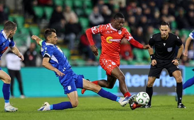 UEFA Europa Conference League Group Phase, Tallaght Stadium, Dublin 6 11 2025 Shelbourne vs Drita Shelbourne s Mipo Odubeko with Rron Broja of Drita Mipo Odubeko with Rron Broja 6 11 2025  Copyright: x INPHO RyanxByrnex RB1_3282