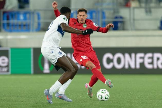 Tasos Chatzigiovanis (10 Omonoia) under pressure of Kevin Mouanga (14 Lausanne during the UEFA Conference League match between Lausanne-Sport and Omonoia at Stade de la Tuiliere in Lausanne, Switzerland Copyright: xGiuseppexVelletrix xSPPx Sportspressphoto_SPR57822