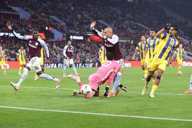 Aston Villa gegen Maccabi Tel Aviv 06 November 2025, Aston UEFA EUROPA League Fußball Aston Villa gegen Maccabi Tel Aviv FC Maccabi Tel Aviv Torwart Roi Mishpati kollidiert mit Donyell Malen von Aston Villa Foto Charlotte Wilson Abseits Aston UK  Copyright: xCharlottexWilsonx xOffsidexOffside