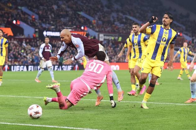 Aston Villa gegen Maccabi Tel Aviv 06 November 2025, Aston UEFA EUROPA League Fußball Aston Villa gegen Maccabi Tel Aviv FC Maccabi Tel Aviv Torwart Roi Mishpati kollidiert mit Donyell Malen von Aston Villa Foto Charlotte Wilson Abseits Aston UK  Copyright: xCharlottexWilsonx xOffsidexOffside