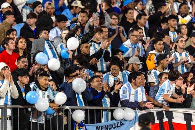Futbol, Chile vs Argentina. Eliminatorias al mundial de la Fifa 2026. Hinchas de la seleccion argentina alientan a sus jugadores durante un partido clasificatorio al mundial de 2026 contra Chile disputado en el estadio Nacional de Santiago, Chile. 05 06 2025 Sebastian Cisternas Photosport Football, Chile vs Argentina. 2026 FIFA World Cup, WM, Weltmeisterschaft, Fussball qualifiers. Argentina™s fans cheer up their players during a 2026 Fifa World Cup qualifier match against Chile at the National stadium in Santiago, Chile. 05 06 2025 Sebastian Cisternas Photosport Chile vs Argentina, eliminatorias al mundial 2026 
