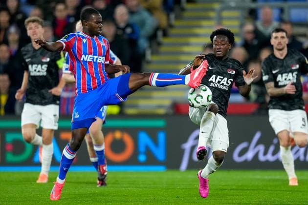 2025-11-06 Crystal Palace v AZ Alkmaar - UEFA Conference League 2025 26 League Phase MD4 LONDON, UNITED KINGDOM - NOVEMBER 6: Ibrahim Sadiq of AZ Alkmaar battles for possession with Tyrick Mitchell of Crystal Palace during the UEFA Conference League 2025 26 League Phase MD4 match between Crystal Palace and AZ Alkmaar at Selhurst Park Stadium on November 6, 2025 in London, United Kingdom. London Selhurst Park Stadium United Kingdom Content not available for redistribution in The Netherlands directly or indirectly through any third parties. Copyright: xEdxvanxdexPolx