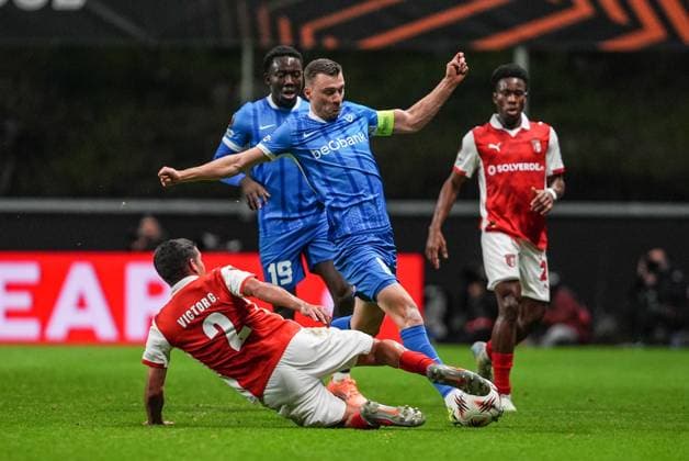 Braga s Victor Gomez and Genk s Bryan Heynen fight for the ball during a soccer game between Portuguese soccer team SC Braga and Belgian club KRC Genk, on Thursday 06 November 2025, in Braga, fourth game (out of 8) in the league phase of the UEFA Europa League competition. JOMAxGISBERT  x139697712x