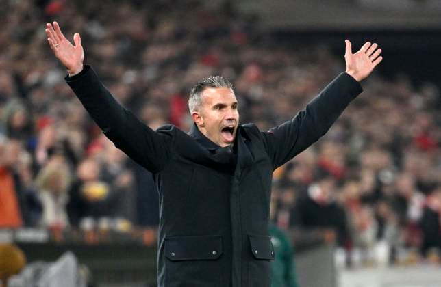 Coach Robin Van Persie Feyenoord Rotterdam on the sidelines Gesture Gesture Gesture VfB Stuttgart vs Feyenoord Rotterdam EUROPA LEAGUE EL 06 11 2025 DFL REGULATIONS PROHIBIT ANY USE OF PHOTOGRAPHS AS IMAGE SEQUENCES AND OR QUASI VIDEO VfB Stuttgart vs Feyenoord Rotterdam EUROPA LEAGUE EL