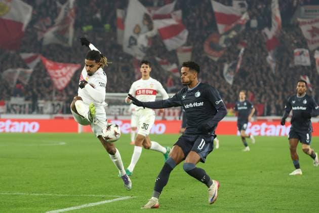 STUTTGART - (l-r) Lorenz Assignon of VfB Stuttgart, Goncalo Borges of Feyenoord during the UEFA Europa League match between VFB Stuttgart and Feyenoord Rotterdam at the Stuttgart Arena on November 6, 2025, in Stuttgart, Germany. ANP BART STOUTJESDIJK UEFA Europa League Matchday 4 2025-2026 xVIxANPxSportx xxANPxIVx 541423968 originalFilename: 541423968.jpg