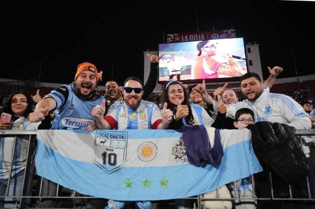 Futbol, Chile vs Argentina. Eliminatorias al mundial de la Fifa 2026. Hinchas de la seleccion argentina alientan a sus jugadores durante un partido clasificatorio al mundial de 2026 contra Chile disputado en el estadio Nacional de Santiago, Chile. 05 06 2025 Felipe Zanca Photosport Football, Chile vs Argentina. 2026 FIFA World Cup, WM, Weltmeisterschaft, Fussball qualifiers. ArgentinaÕs fans cheer up their players during a 2026 Fifa World Cup qualifier match against Chile at the National stadium in Santiago, Chile. 05 06 2025 Felipe Zanca Photosport Chile vs Argentina, eliminatorias al mundial 2026 